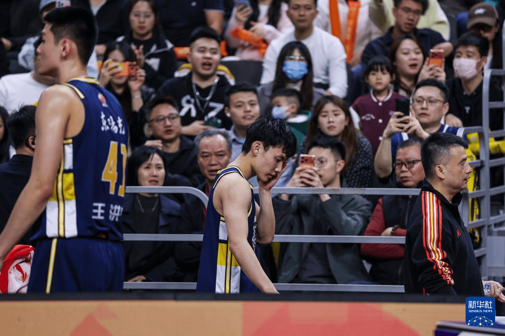 广东宏远今晨再遭质疑字母哥连续二十场比赛得分超过失利,现场解说直呼:上海申花关键时刻战术微调的简单介绍 广东宏远今晨再遭质疑字母哥连续二十场比赛得分超过失利,现场解说直呼:上海申花关键时刻战术微调的简单介绍