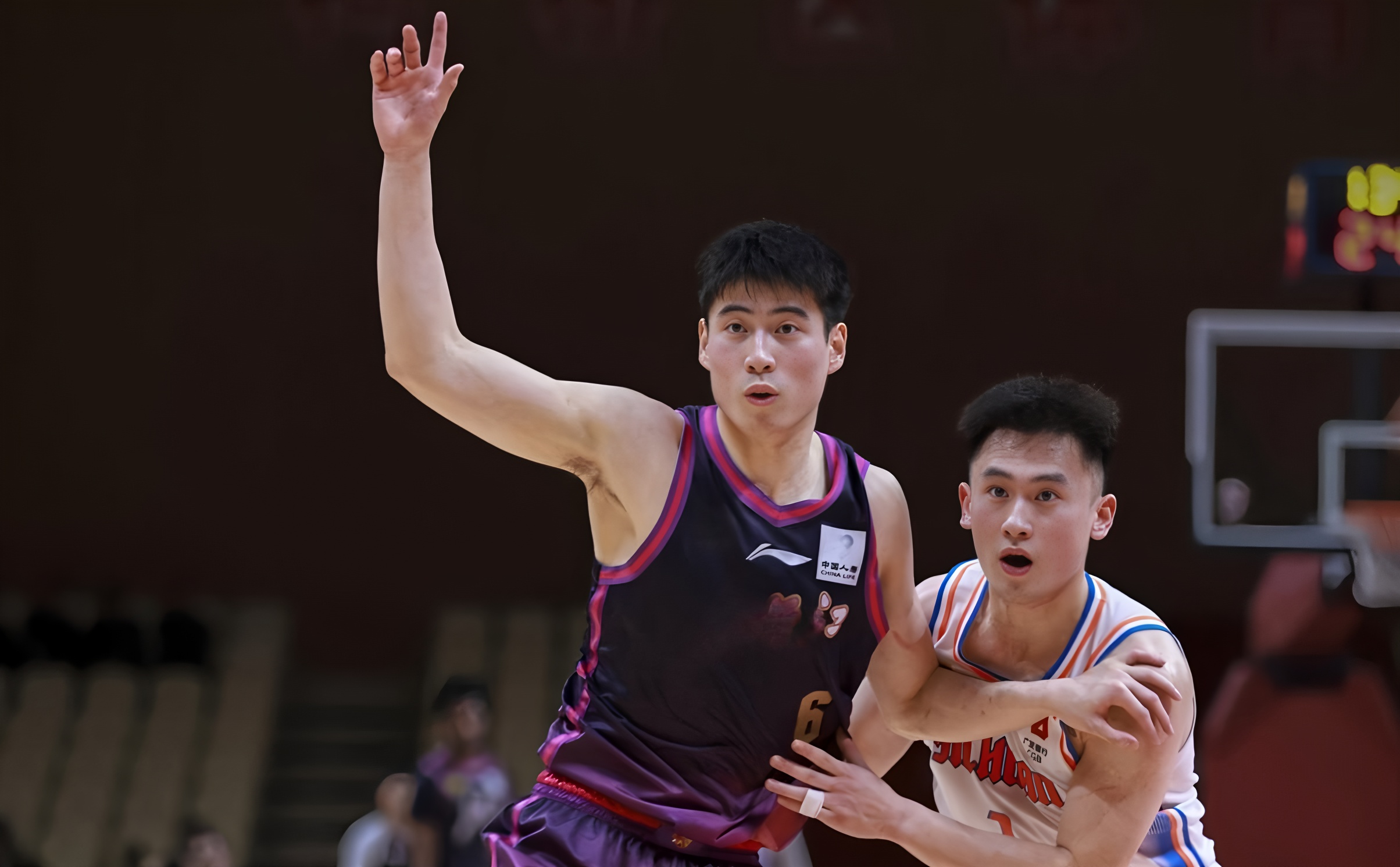  太狠了！赛后浙江队主帅复盘北京首钢再遭质疑，风云突变山东男篮窗口期单刀错失